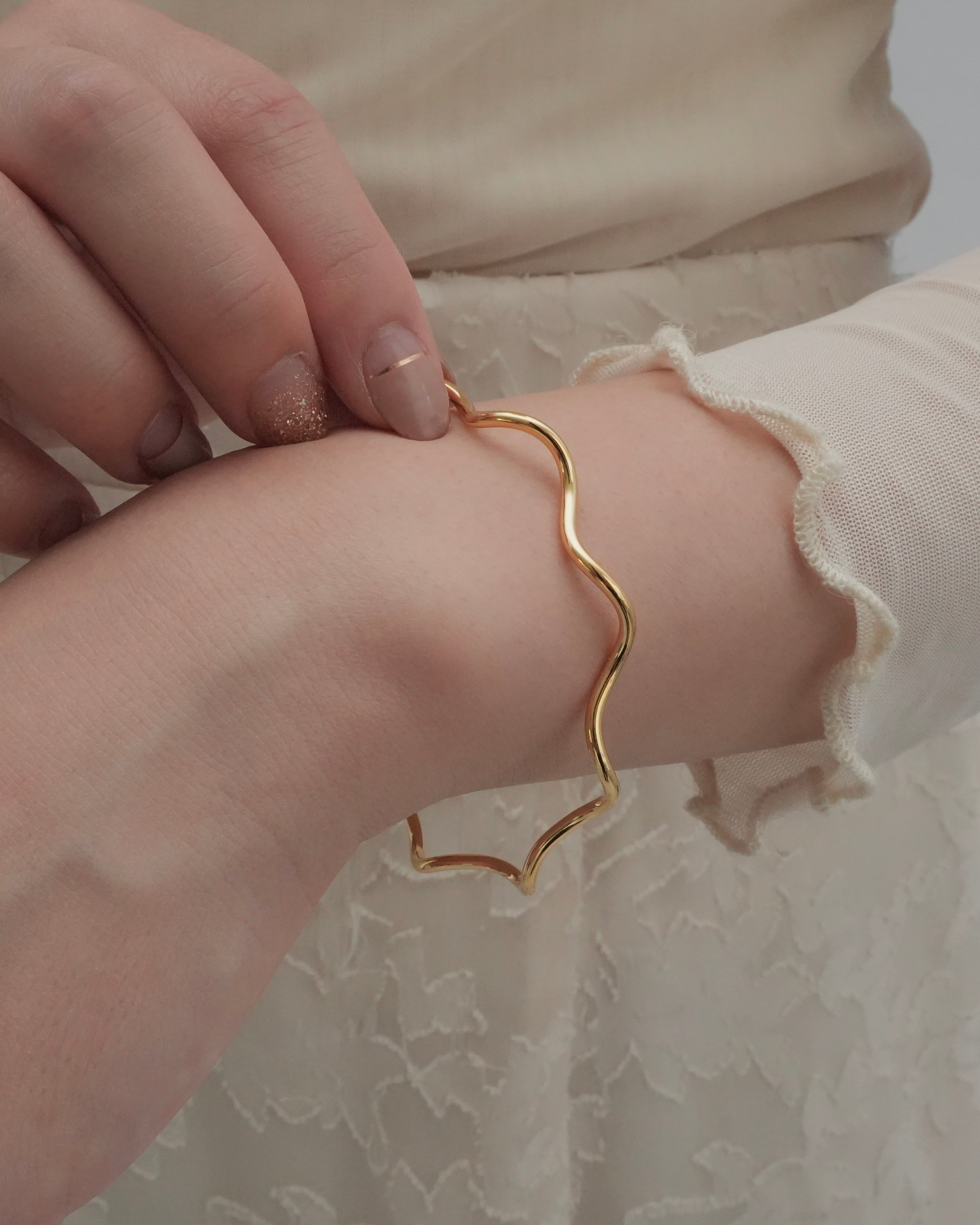 PLOW プラウ Wave Bangle Calm - Gold - バングル Wave Bangle Calm - Gold -