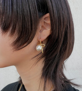 elegant pearl & ribbon pierce