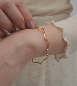 wave line bangle