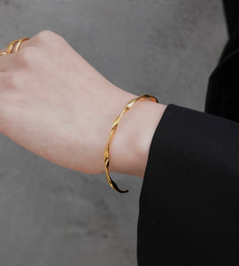 twist line stainless bangle (stainless steel)