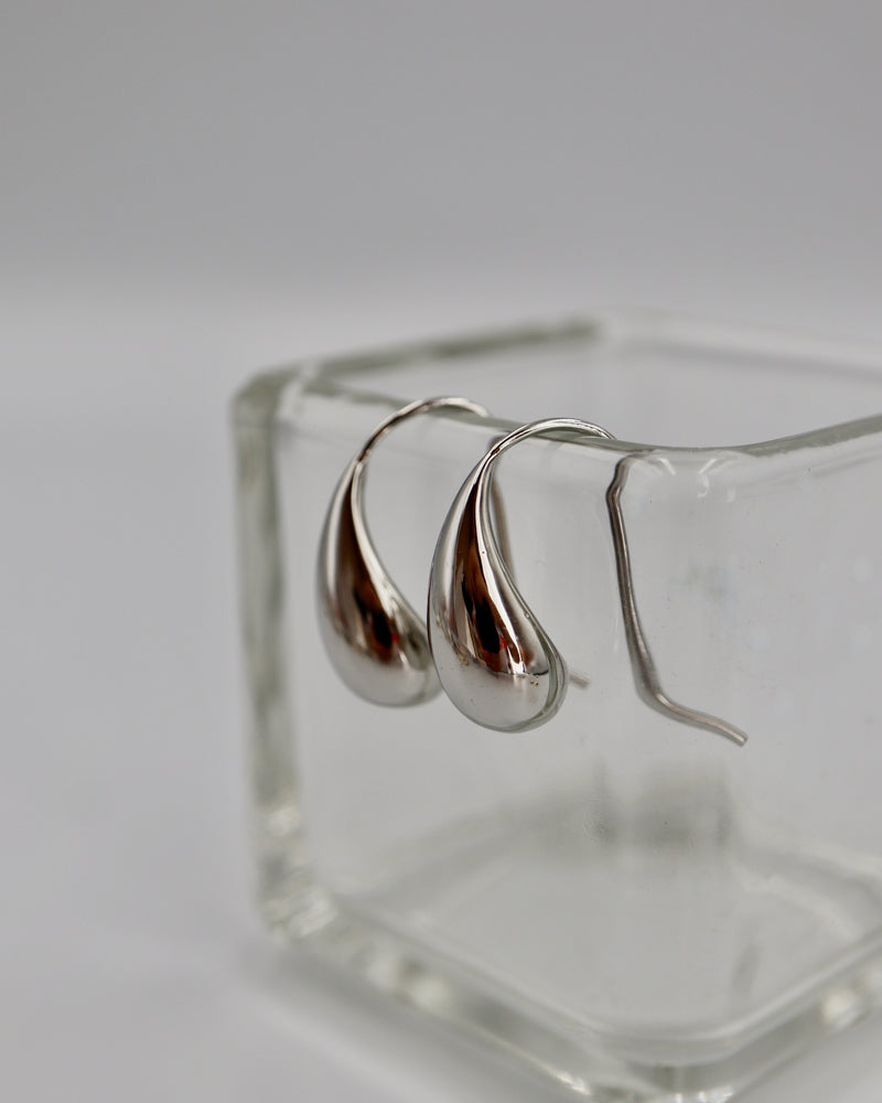 teardrop hook pierce