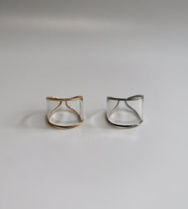 Klarer Ring mit Kantendesign