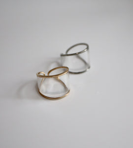 Klarer Ring mit Kantendesign