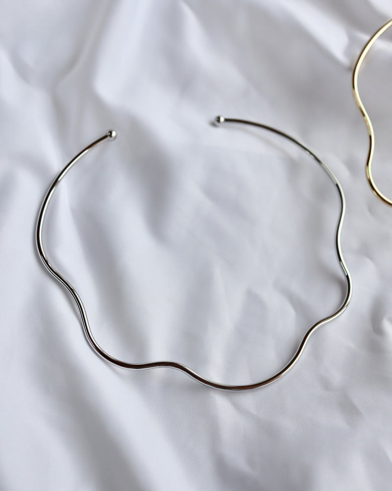 shiny wavy neck cuff