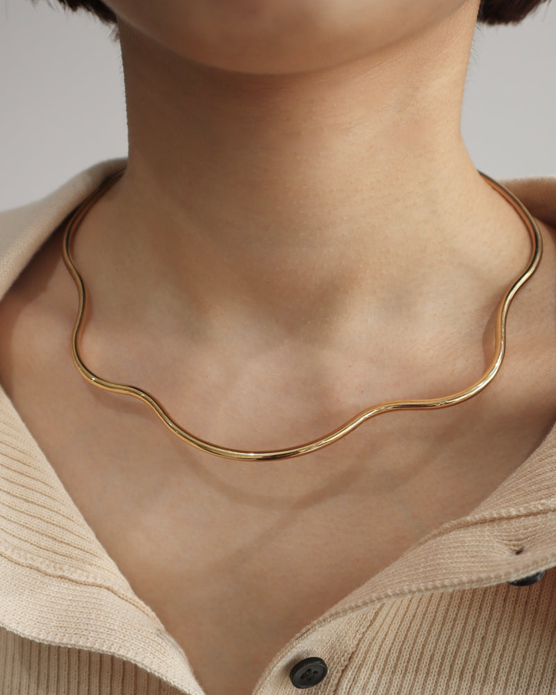 shiny wavy neck cuff