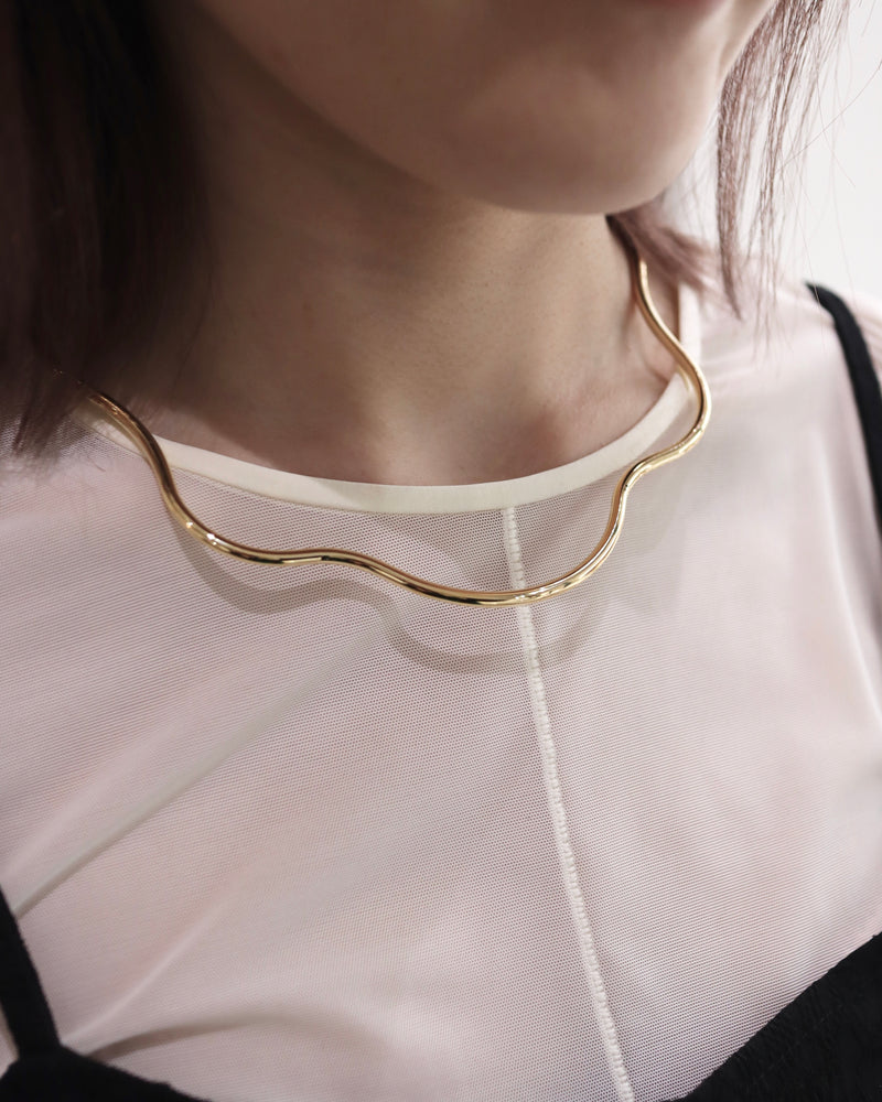 shiny wavy neck cuff