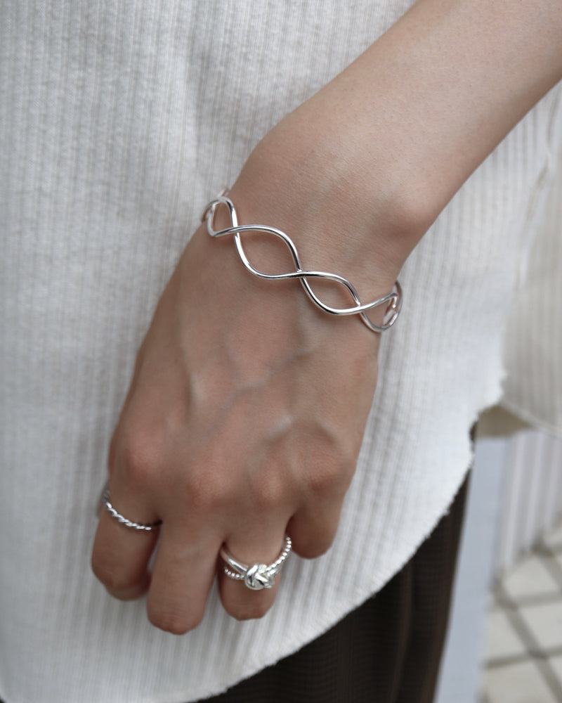 cross line bangle