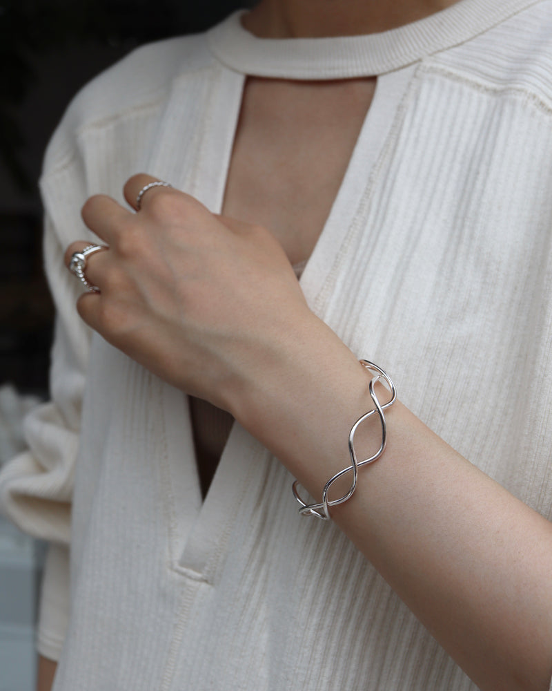 cross line bangle