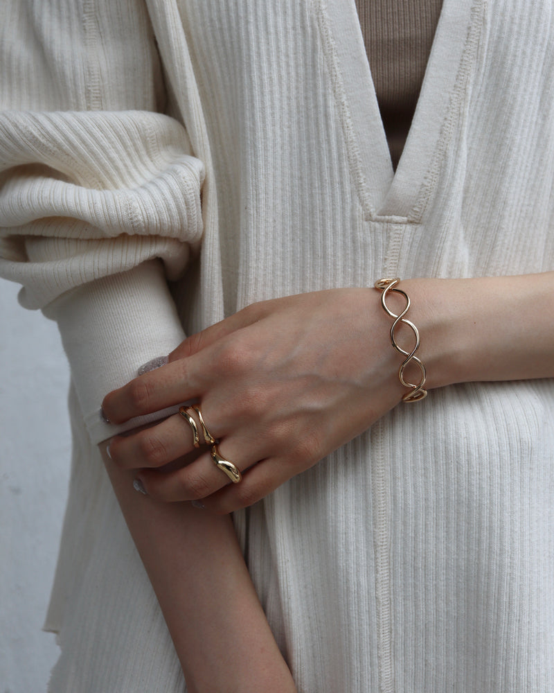 cross line bangle
