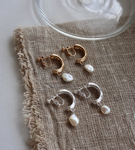 bend pearl earring