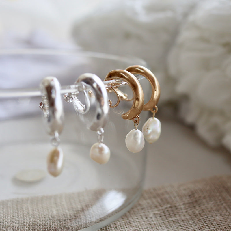 bend pearl earring