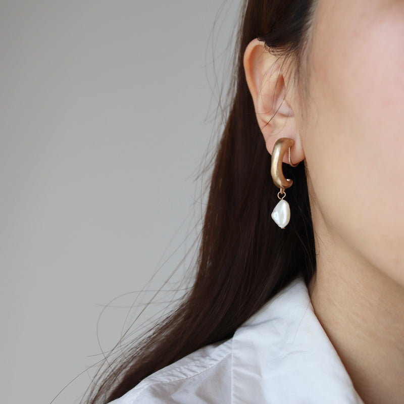 bend pearl earring