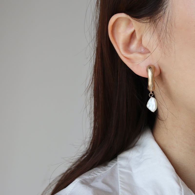 bend pearl earring