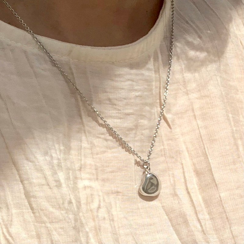 shiny oblong necklace