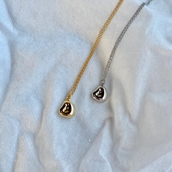 shiny oblong necklace