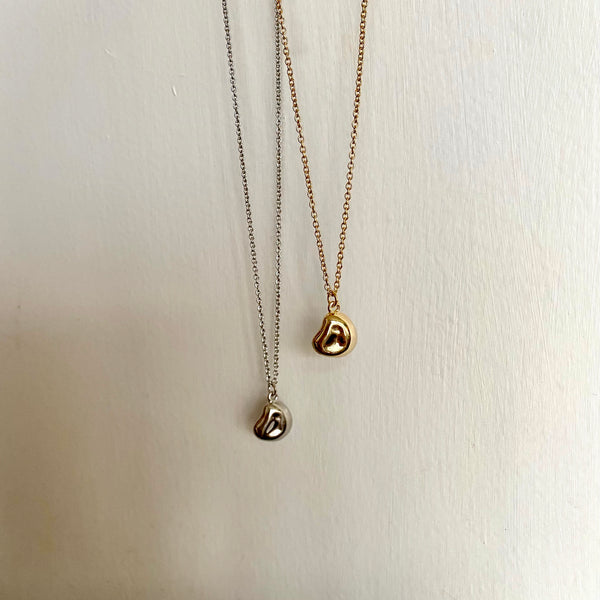 shiny oblong necklace