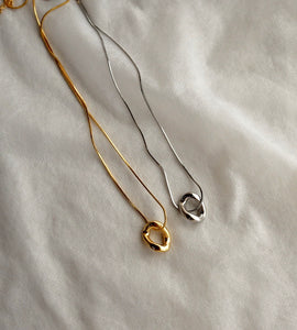 winding hole necklace