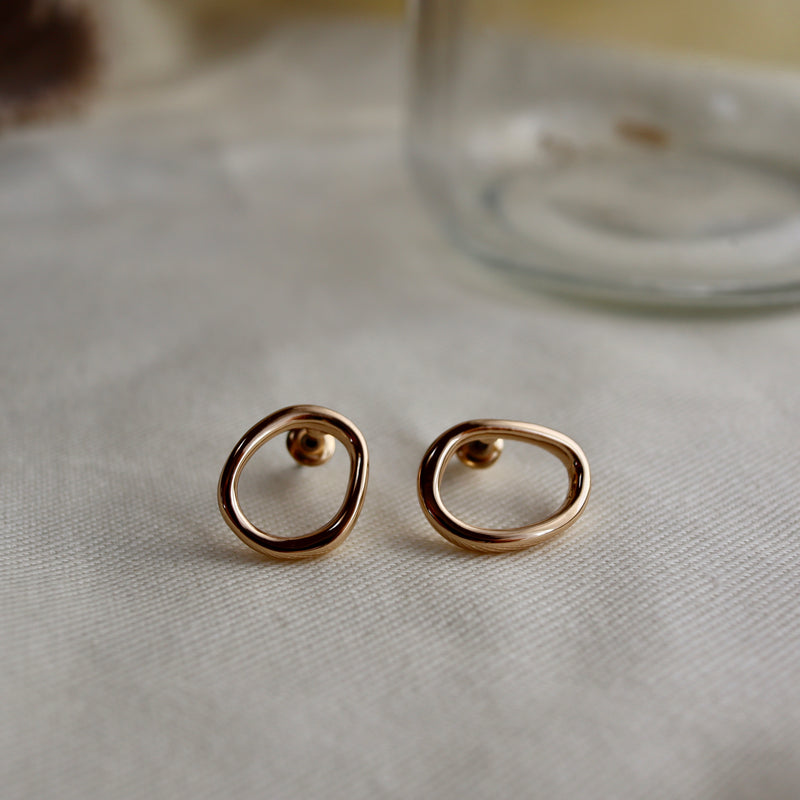 asymmetry hole pierce