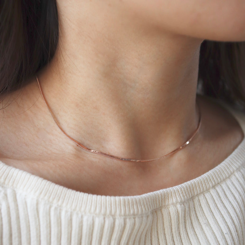shiny thin necklace