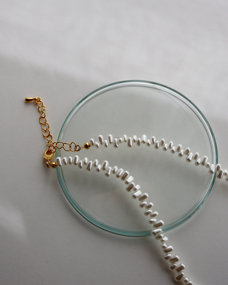 shake pearl necklace