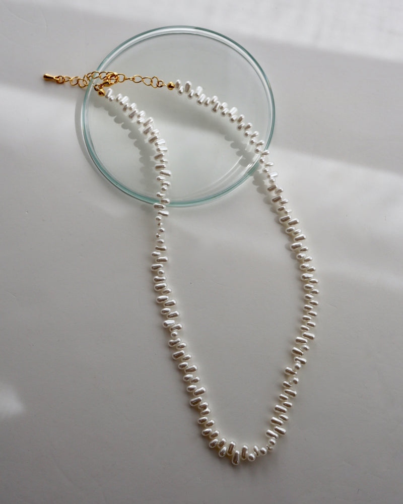 shake pearl necklace